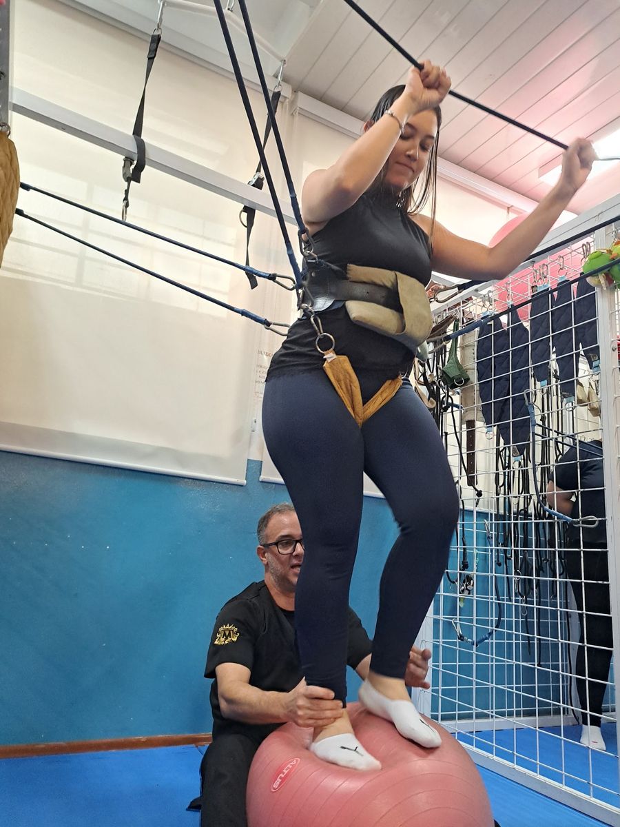 Aluna em prática na gaiola com bola