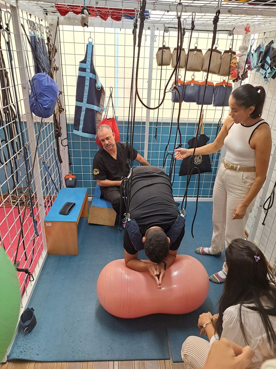 Prática com bola dentro da gaiola