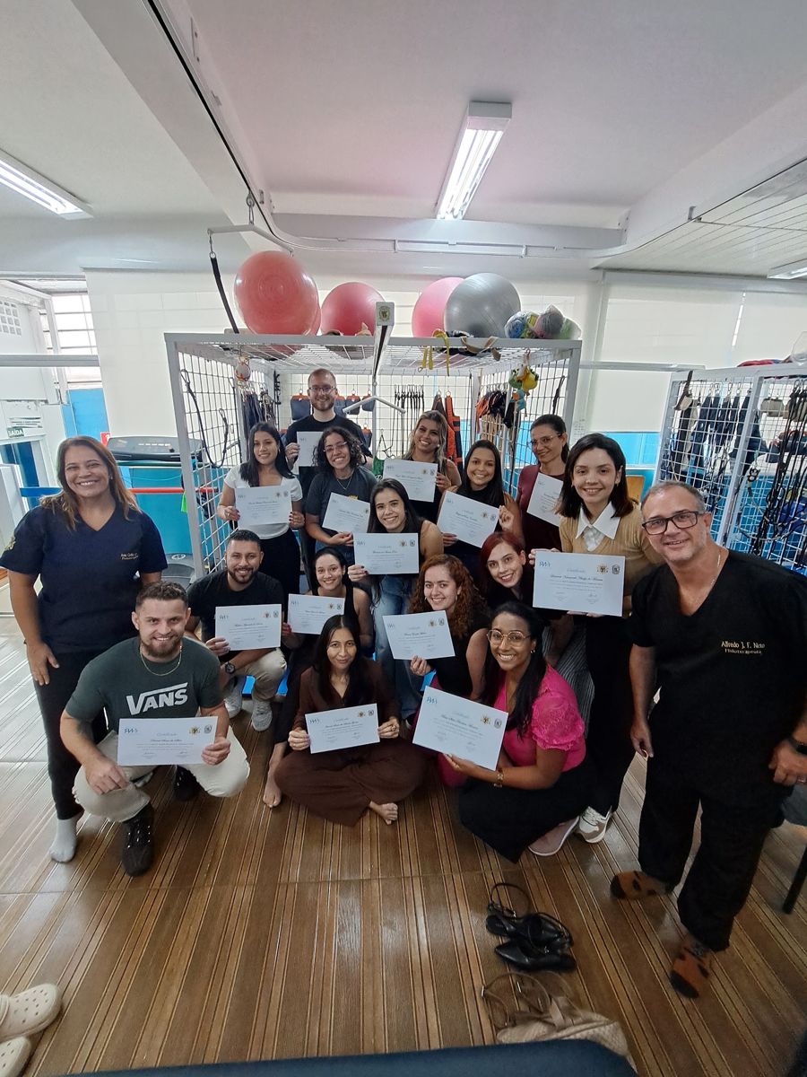 Turma com os certificados do curso